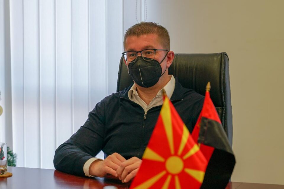 Црвено жолто е небото над Палермо,  Македонија вечна!