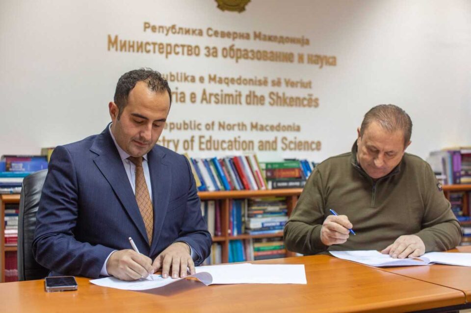 Министерот Шаќири и градоначалникот Мерко потпишаа договор за изградба на спортска сала во Делогожда