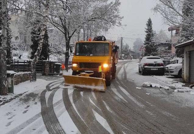 Во Бутел од рано утринава се чисти снегот