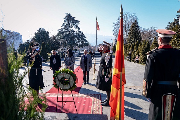 Владина делегација положи цвеќе пред спомениците на Гоце Делчев во Градскиот парк и на плоштадот „Македонија“ во Скопје