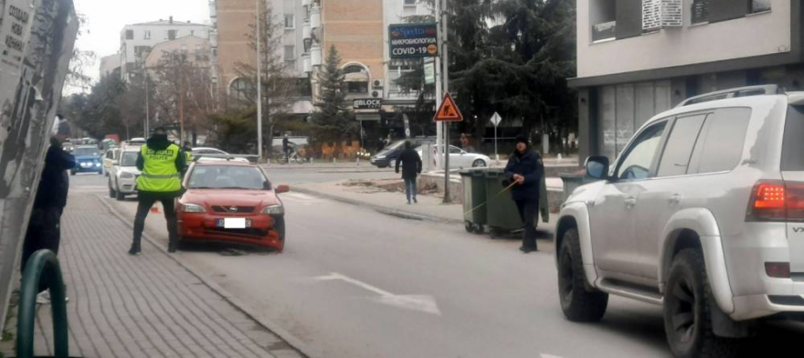 „Опел“ удри во малолетник во Аеродром, детето е пренесено во болница