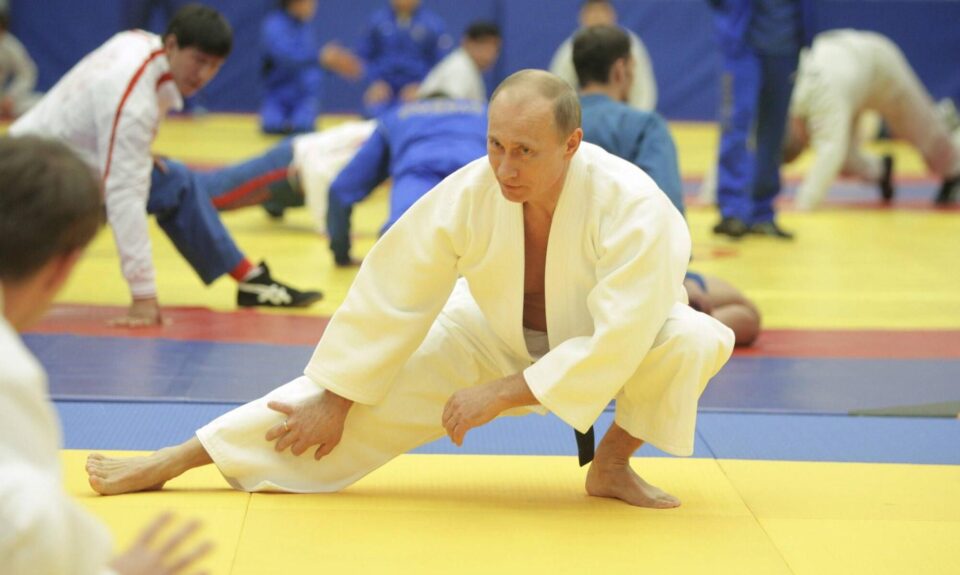 Светската текводно федерација му го одзеде црниот појас на Путин