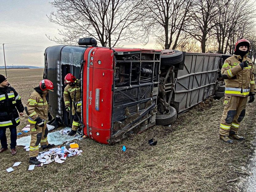 Во Полска се преврте автобус полн со бегалци од Украина, има повредени деца