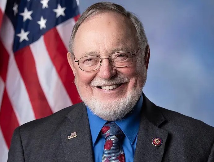 Во авион ненадејно почина американскиот конгресмен Дон Јанг