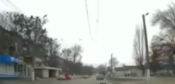 Вознемирувачка снимка од Харков: Ракета разнесува автомобил среде улица