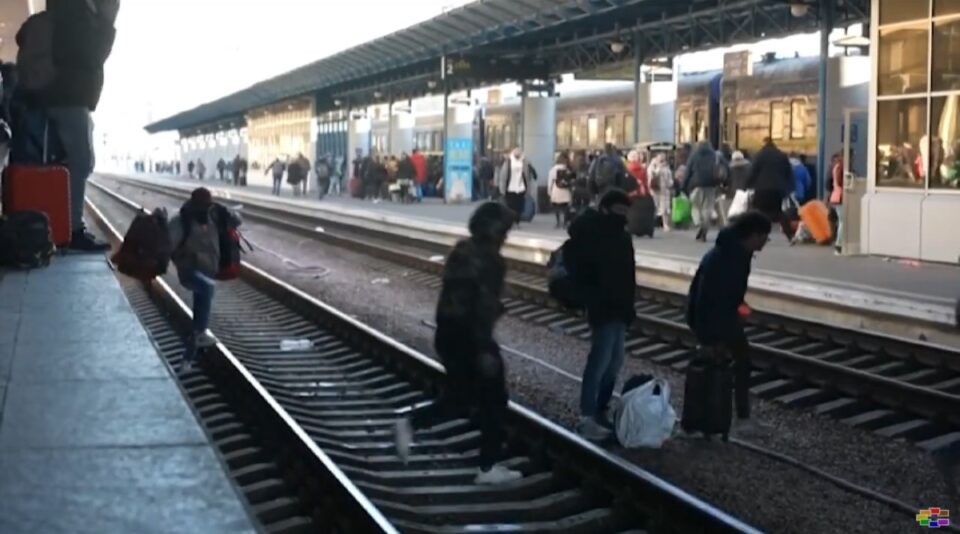 „Ризикуваат да загинат висејќи по вагонитe, сè за да се избега од Киев“, раскажува Сашо Андонов кој сè уште бара начин да стигне дома