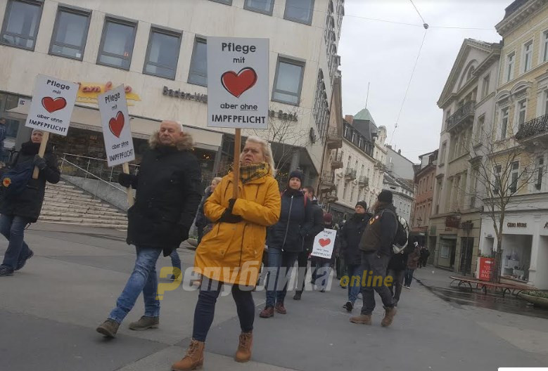 „Рацете подалеку од децата“: Протест во Германија против задолжителното вакцинирање