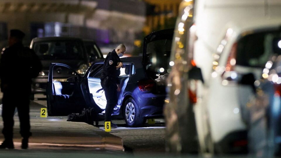 Полицијата застрела две лица кои возеле во спротивен правец кај Лувр