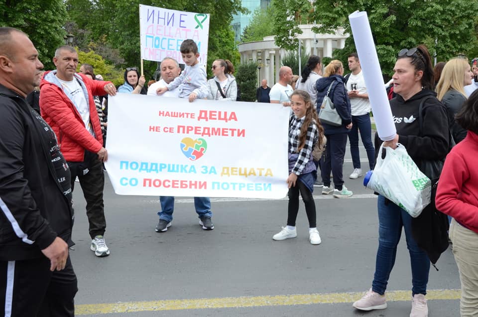 Душата ме боли, ама никој не нѐ слуша – Родителите на деца со посебни потреби на протест пред Собранието