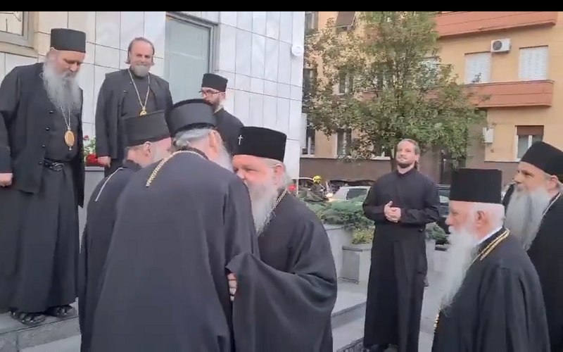 Добредојдовте, мили браќа, порача Порфириј: Со камбани пречекан г.г. Стефан во Белград