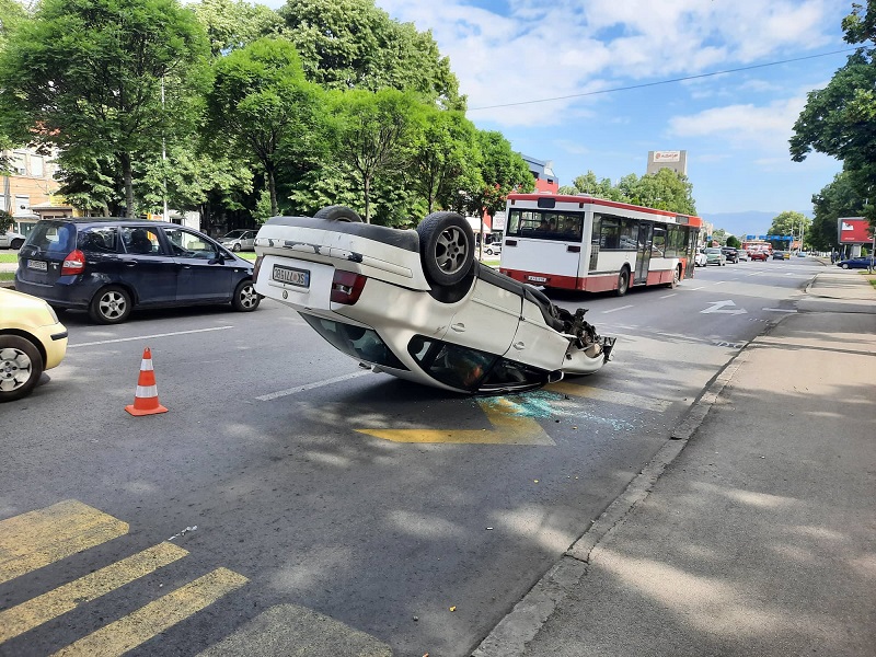 Во 3 утрово автомобил се превртил кај МАНУ, возилото уште е на патот