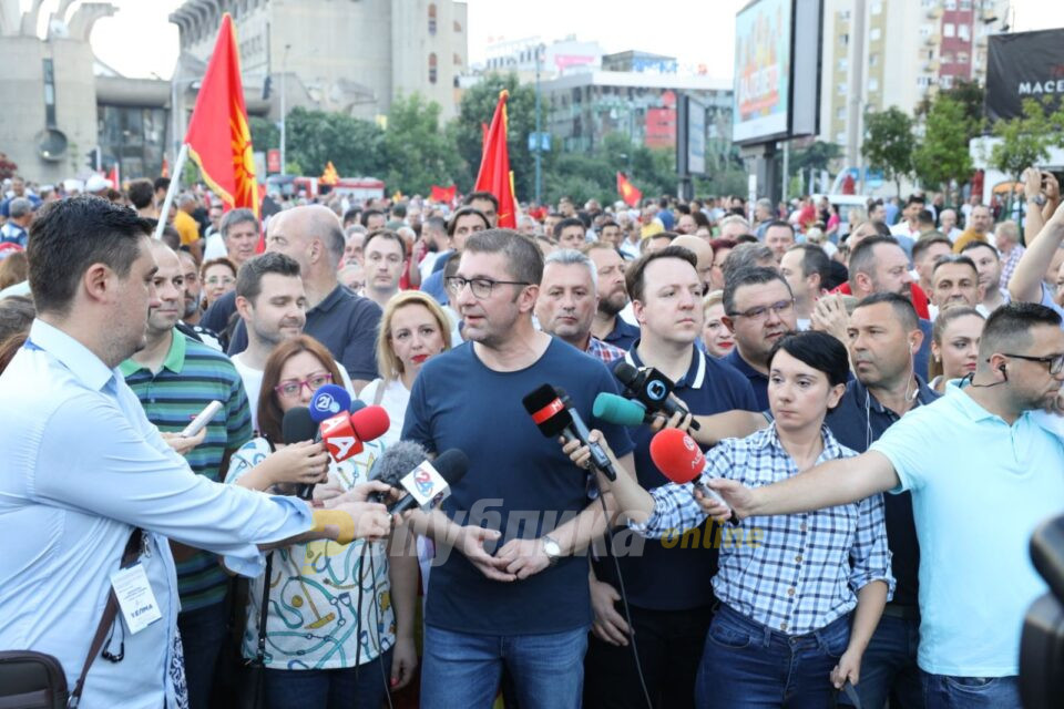 Мицкоски: Не ме интересира пораката на Еди Рама, мене ме интересира пораката на овие илјадници луѓе овде