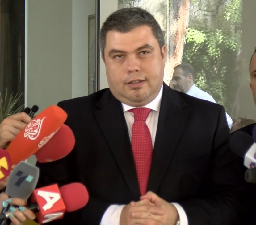 Весна Бејби до Маричиќ што „со прстињата ли врти“: Баце, нешто отечен ми си, задршка на течности имаш, пази се