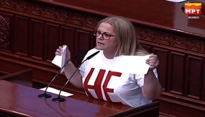 Дафина Стојаноска го искина францускиот предлог на собраниската говорница