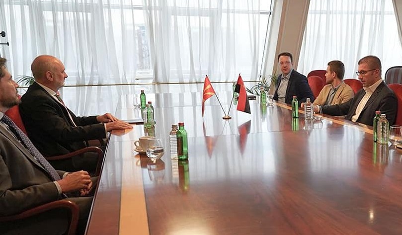 Мицкоски на средба со Гир: Достоинствена интеграција во ЕУ со зачувување на македонскиот идентитет, јазик и култура