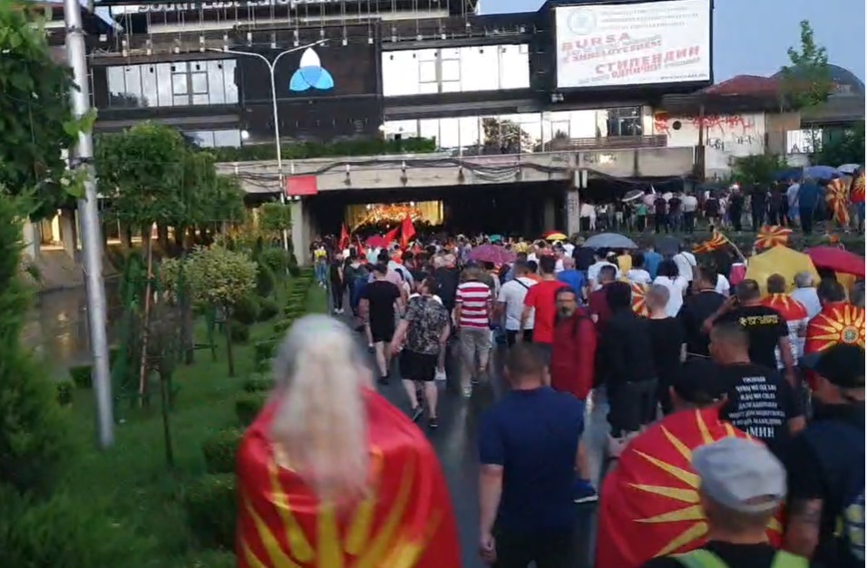 Во живо: Граѓаните се упатија кон МНР, извикуваат Никогаш Северна, само Македонија