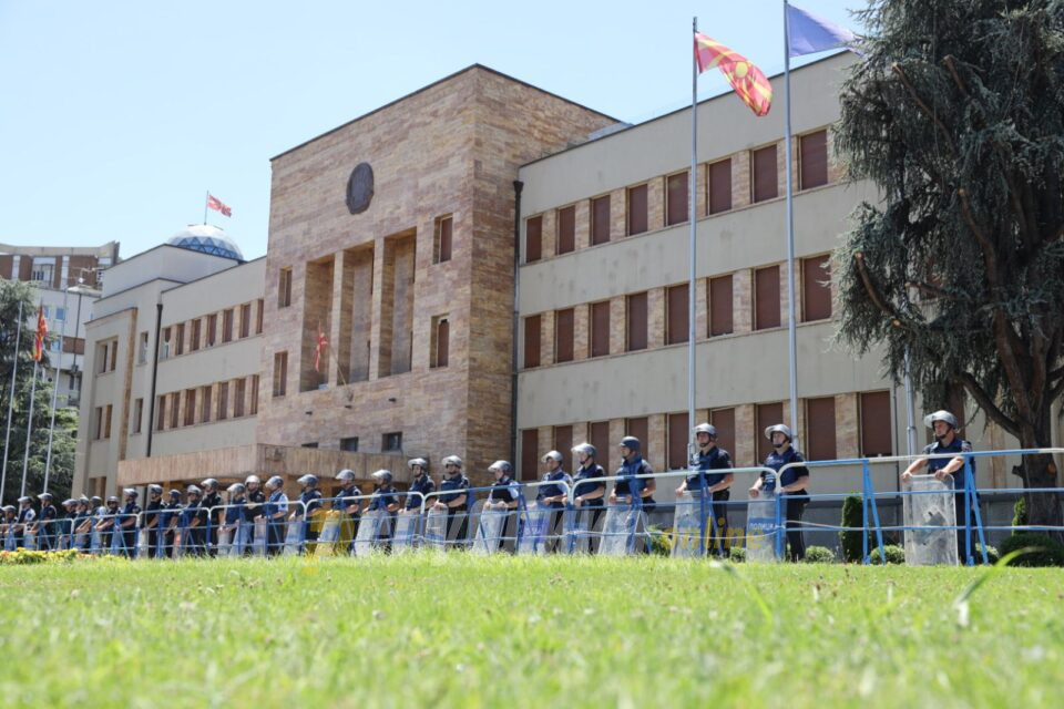 Собранието целосно „пломбирано“ за прифаќањето на францускиот предлог