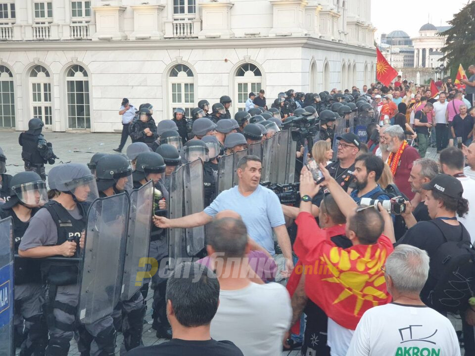 ВО ЖИВО: Група граѓани тргнаа кон Собранието