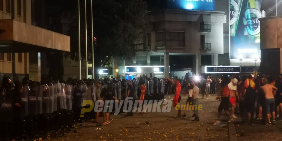 Болница Св. Наум Охридски: Примени се тројца припадници на МВР  со полесни повреди