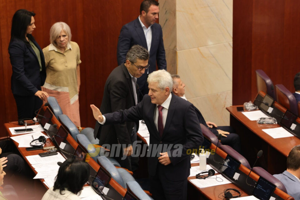 Ахмети во придружба на Меџити пристигна во Собранието