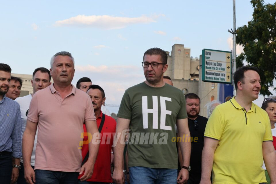 Фарсата во Собрание ќе ви помине, но промена на Уставот, Не: Мицкоски повторно повика на протест