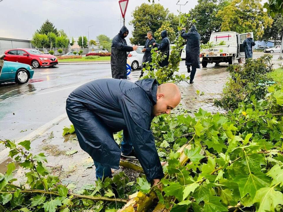 Градоначалниците на Бутел и Кисела Вода на терен – повик до граѓаните да пријават штети