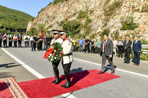 Претставници од Кабинетот на Претседателот оддадоа почит на 10-те армиски резервисти загинати кај Карпалак
