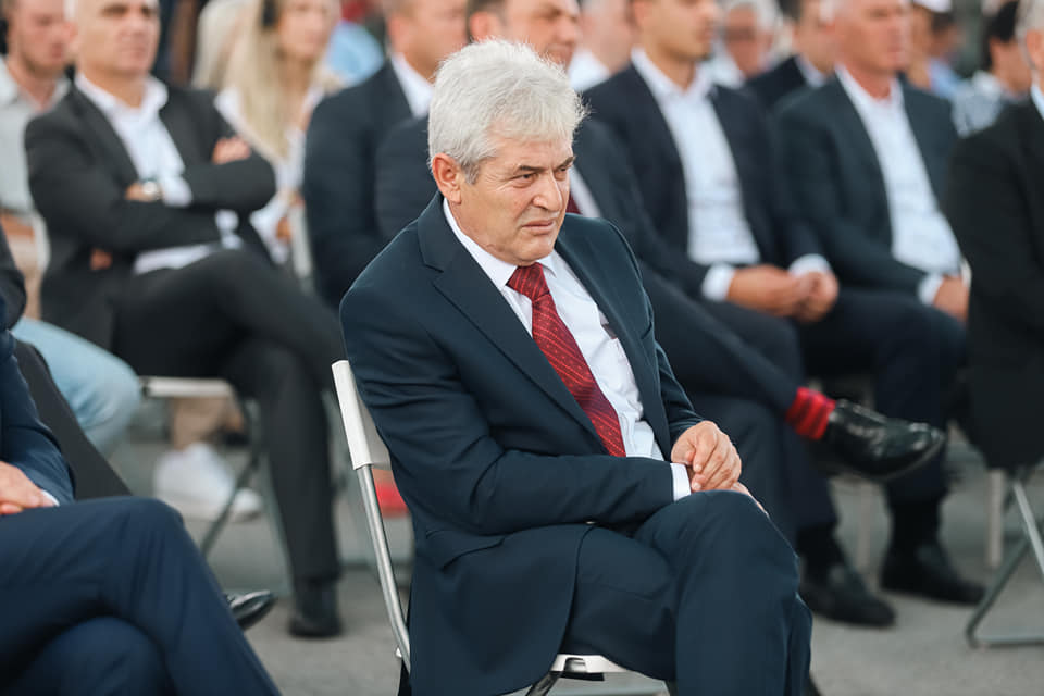 Бектеши не се согласува со „огнената група“, вели дека поддршката за ДУИ се зголемува