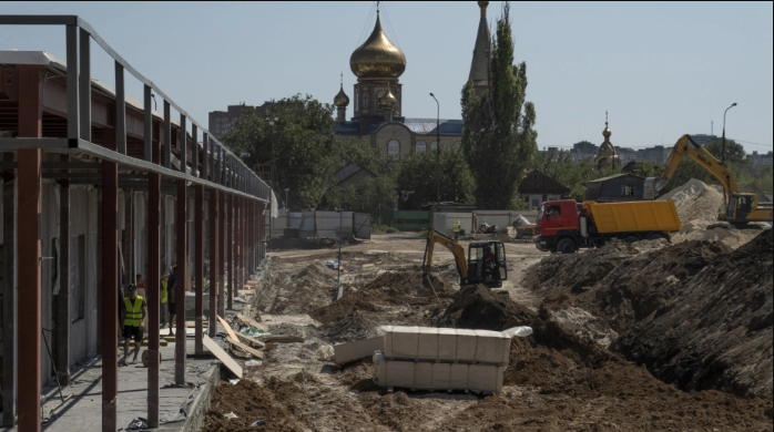 Мариупол претворен во огромно градилиште: Се реновираат згради, се градат мостови, работат пекарите и градскиот превоз
