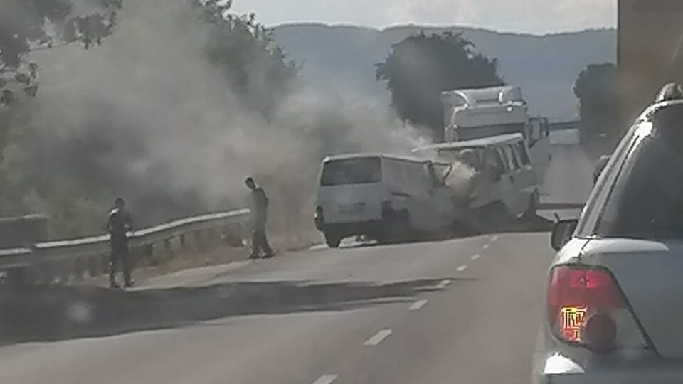 Мигрант загина во сообраќајна несреќа во Бугарија, 32 се повредени