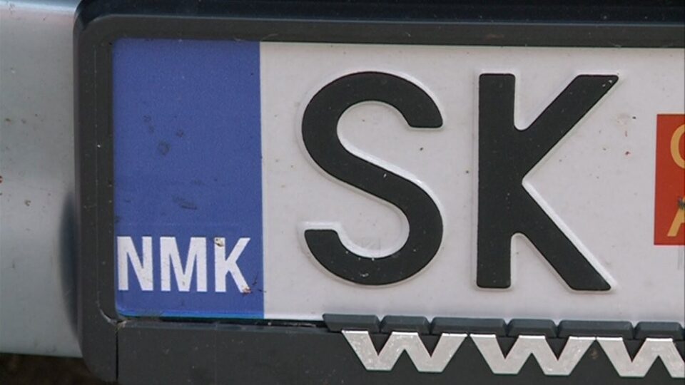 Спасовски: Граѓаните најверојатно би одбирале дали да ги сменат табличките или да стават налепница