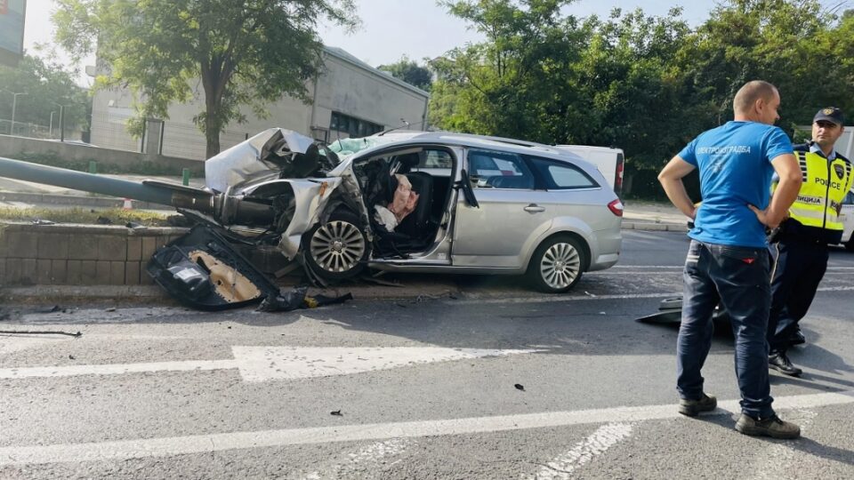 Трите повредени деца се во животна опасност, возачот кој се заби во столбот на „Водњанска“ помина со полесни повреди