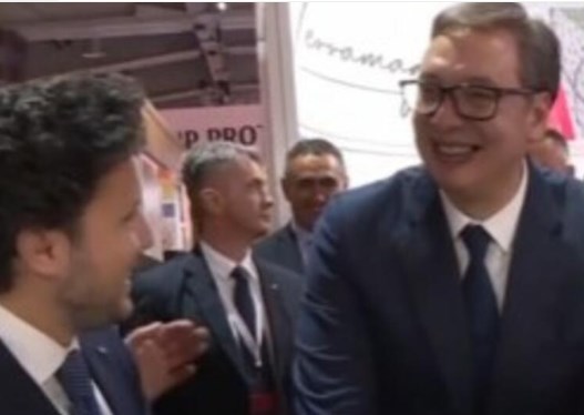 Kaко изгледа кога Вучиќ кажува виц за Црногорците….