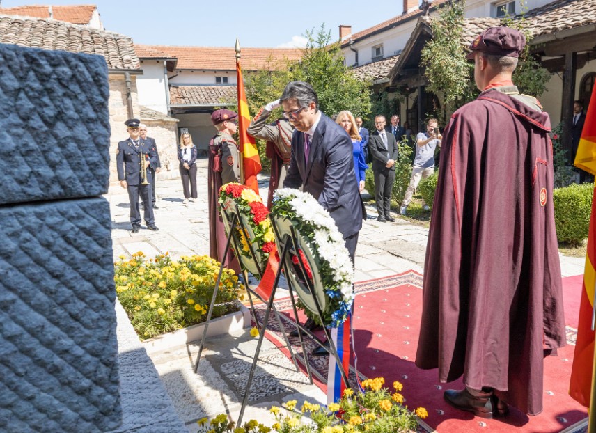 Ќе го караат ли Бугарите?: Пендаровски се поклони гробот на Гоце Делчев