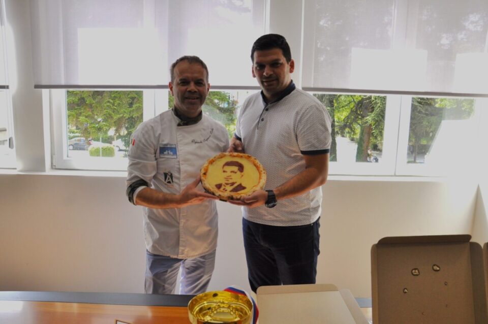 Пица со ликот на охридскиот градоначалник Пецаков!