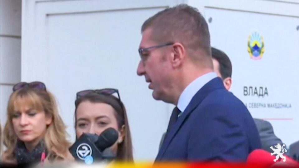 Мицкоски пред средбата: Мора да им помогнеме на граѓаните