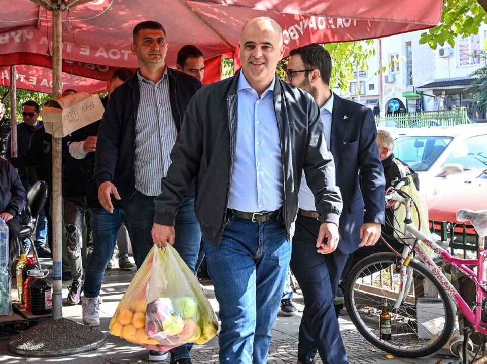 Ковачевски пазареше во најлон кеси: Обезбедивме храна, струја и енергенси