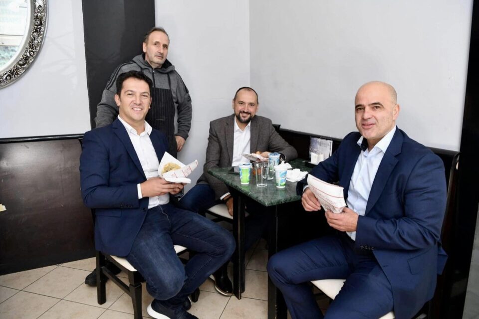 Се прошетаа и најадоа: Ковачевски со Битиќи и Сали на ќебапчиња во Гостивар