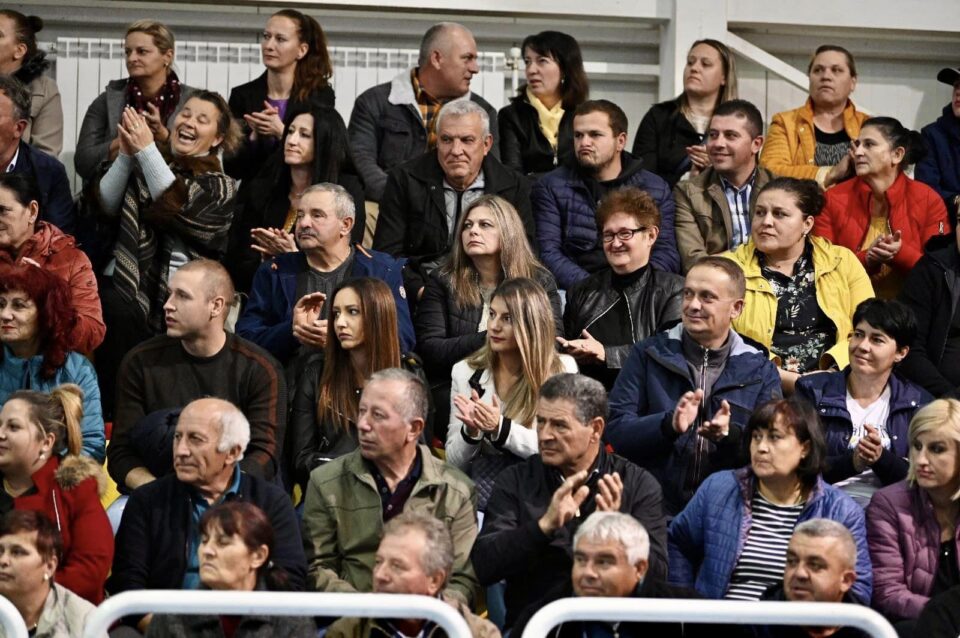 Македонија троши гас колку една цементарница во Европа, а премиерот бара аплаузи од нацијата дека нашол гас