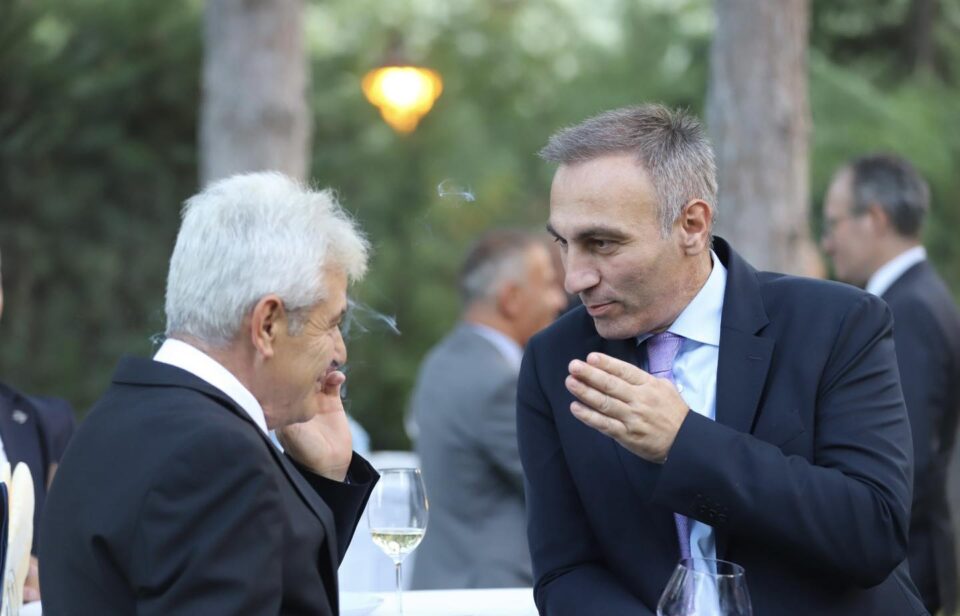 Ахмети го брани Груби: И мене ми се случило да позајмам автомобил