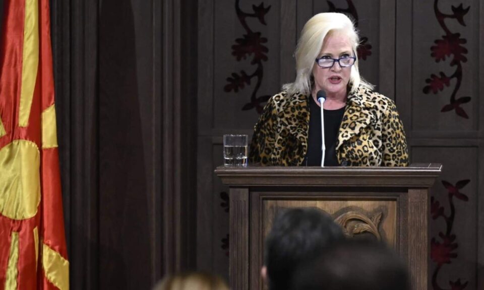 Американската амбасадорка: Корупцијата ве кочи, неказнивоста мора да заврши