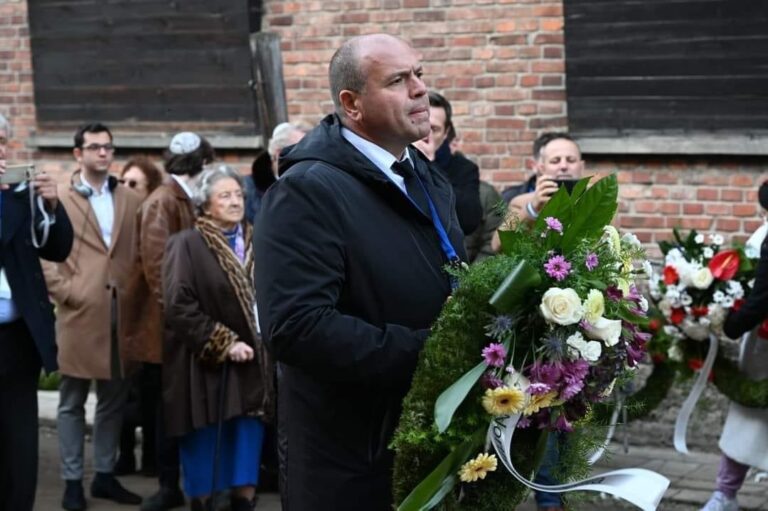 Димитриевски положи венец во Аушвиц – на церемонијата присуствуваа и претседателката на ЕП Мецола и еврокомесарот Вархеји