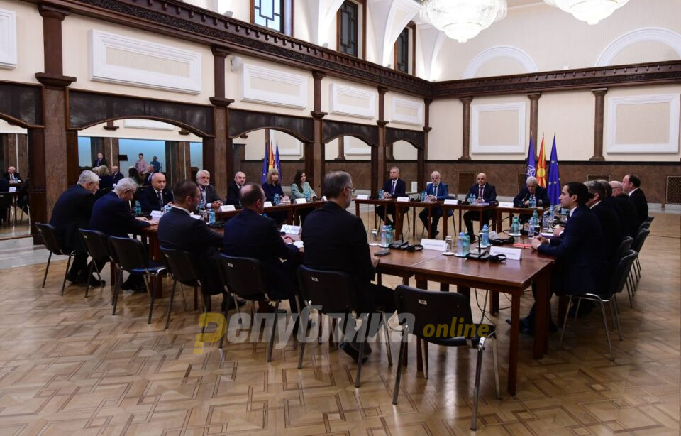 Пендаровски нема да свикува лидерска средба за уставни измени