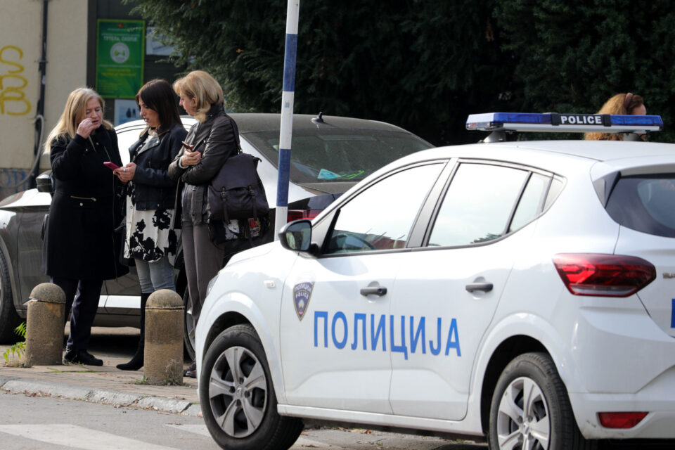 Неколку лица со закана со оружје нападнале чувар и запалиле банкомати во Топанско Поле