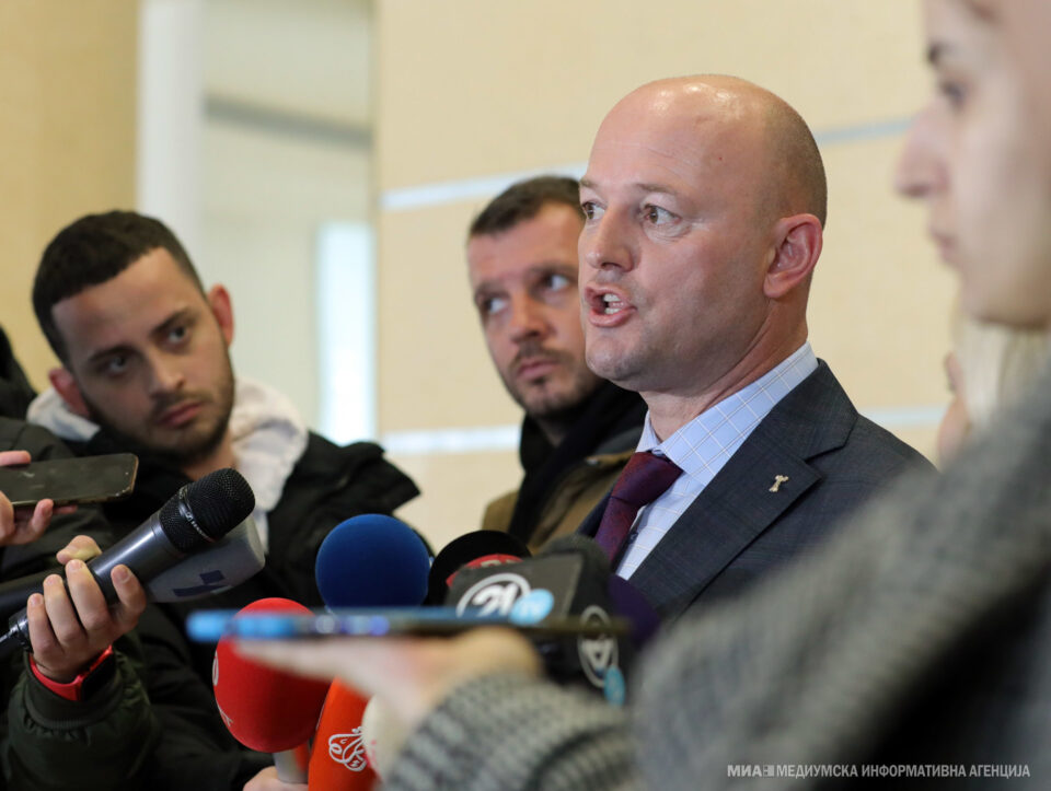 Не сум зборел со неа каде сака да се вработи, вели Абази за сопругата која самиот ќе ја оценува во Академијата за судии и обвинители
