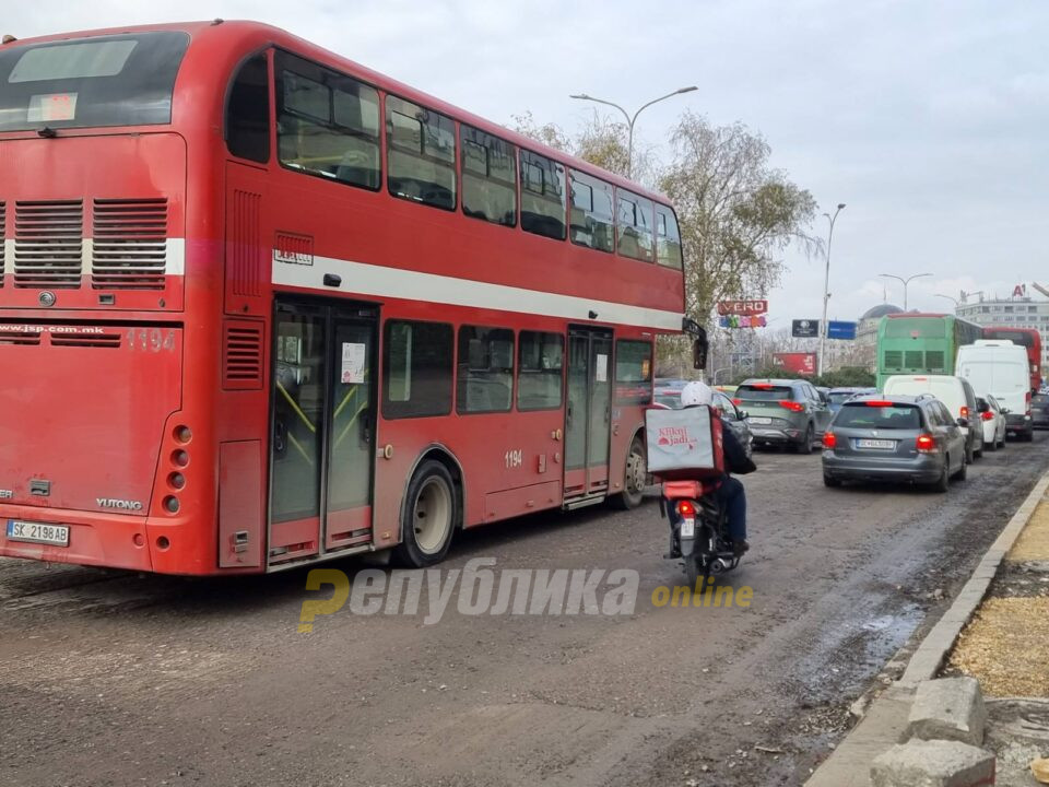 Жена тешко се повредила додека се симнувала од автобус