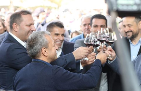 Нема ден без скандал, тие живели прават