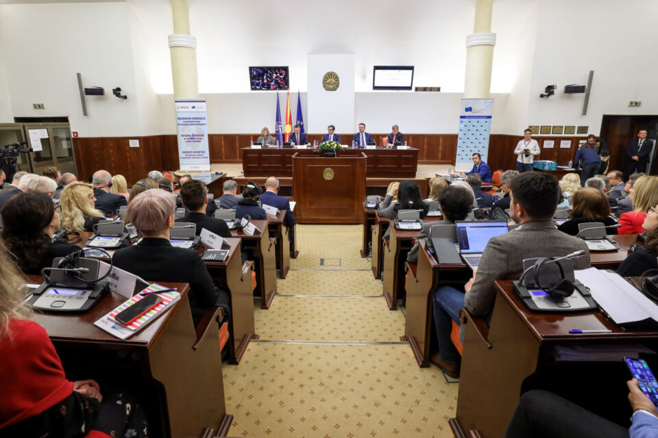 Адеми вели уставни измени нема да ѝ наштетат на Македонија, Николоски бара да не се злоупотребува процесот за влез во ЕУ