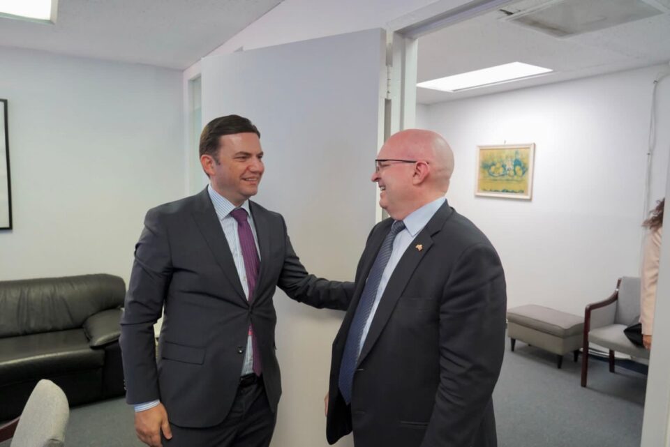 Османи на заедничка средба со амбасадорите Рикер и Карпентер