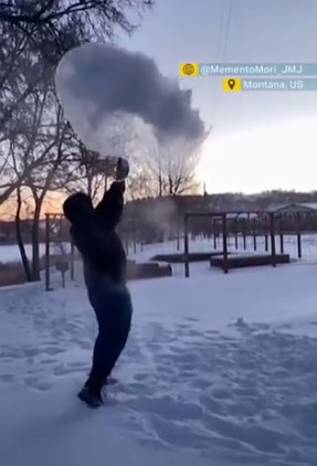 Во САД поради студот зовриена вода веднаш станува мраз